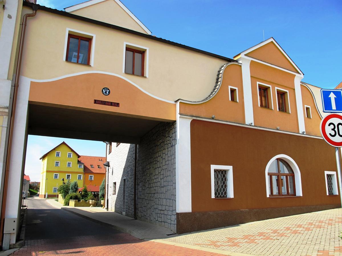 Hotel U Lisky Hostka  Exteriör bild