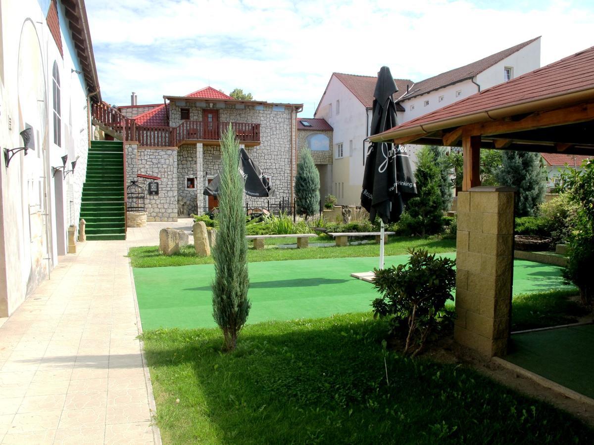 Hotel U Lisky Hostka  Exteriör bild